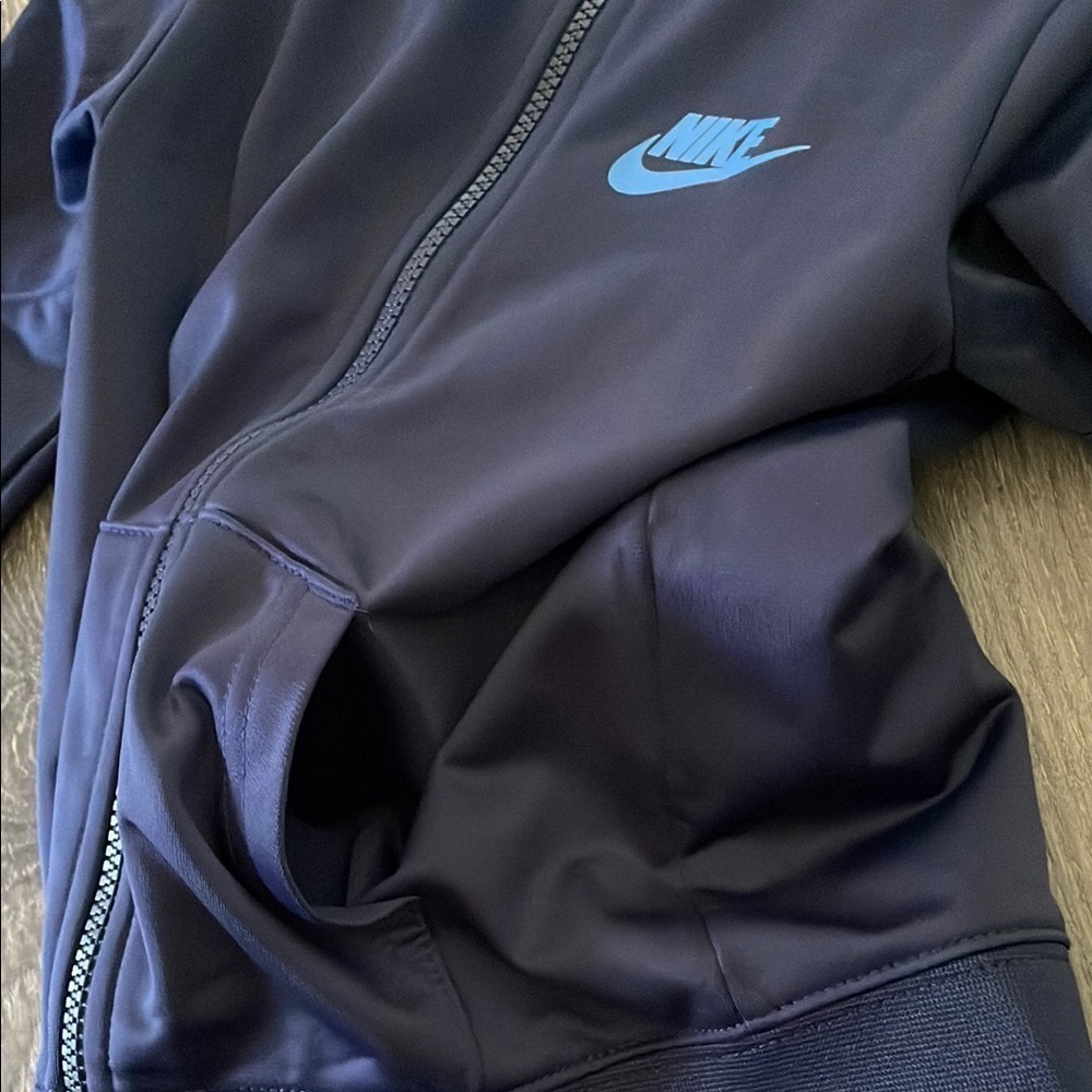 NWOT Nike Boys Dark Blue Tracksuit with Bright Green Details,Jogging Set.Size 4T - Picture 6 of 7